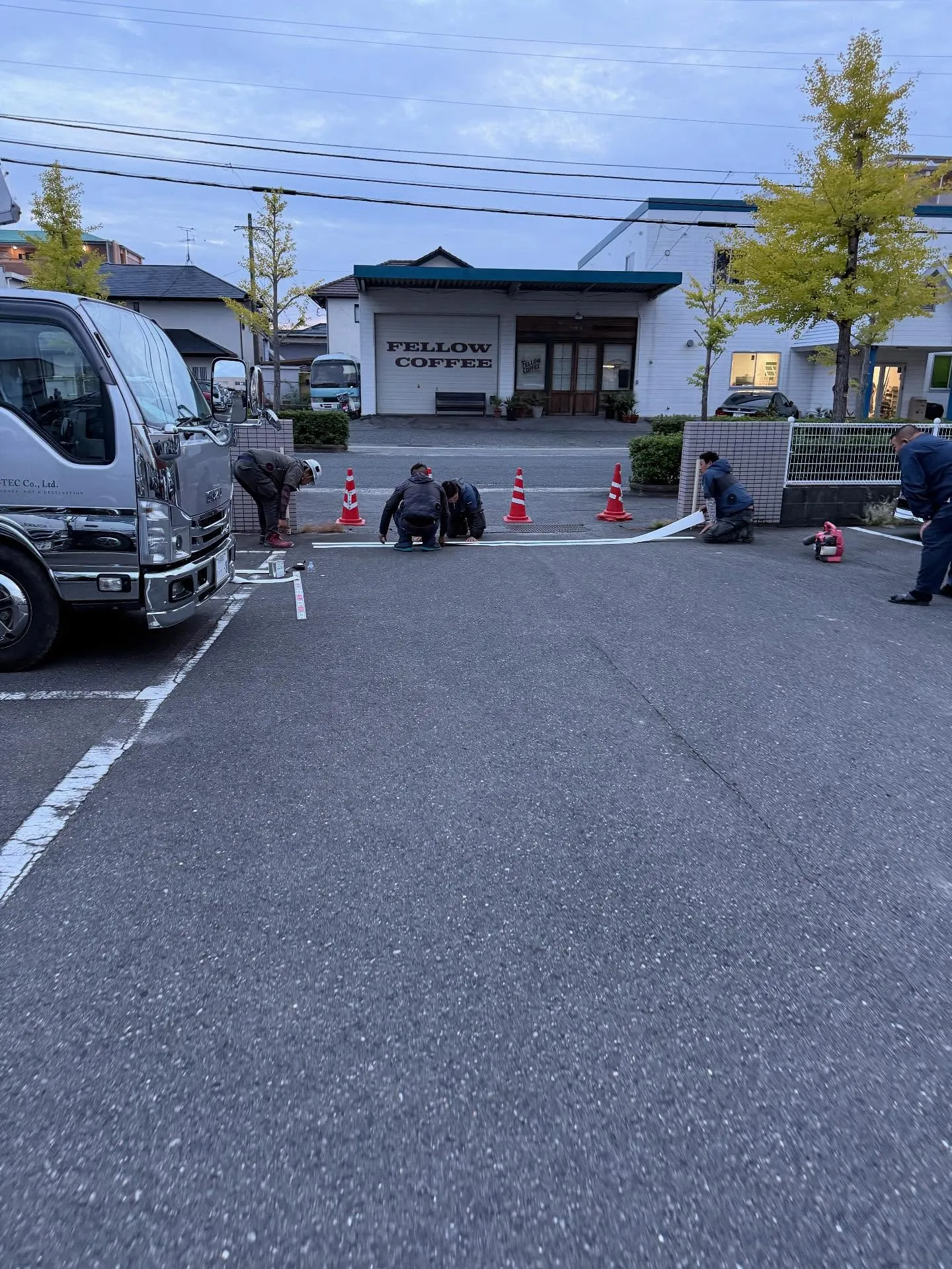 会社の駐車場の出入り口に白線を引きました😆
