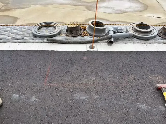 電柱を新設する前の舗装工事👷