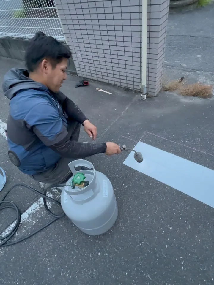 会社の駐車場の出入り口に白線を引きました😆