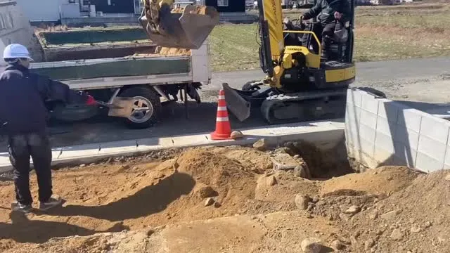 電柱を建てる前に掘ったり